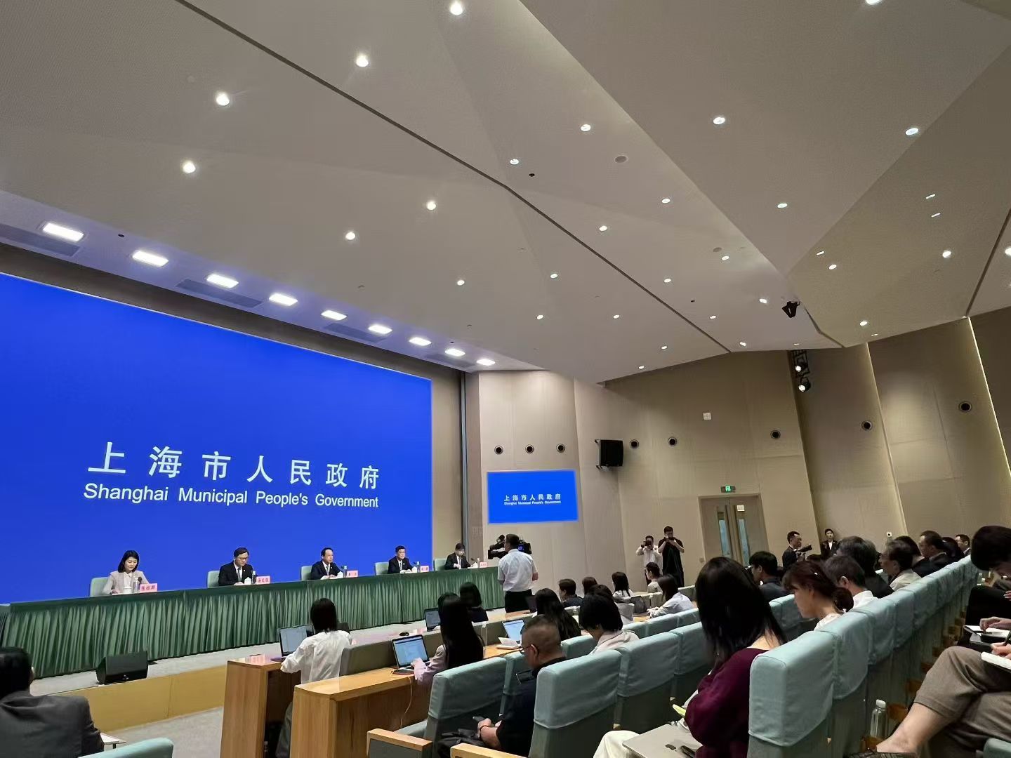 上海力争“十五五”GDP年均增速达到5%左右 推动10万台人形机器人进工厂 (http://www.999law.cn/) sxw 第1张
