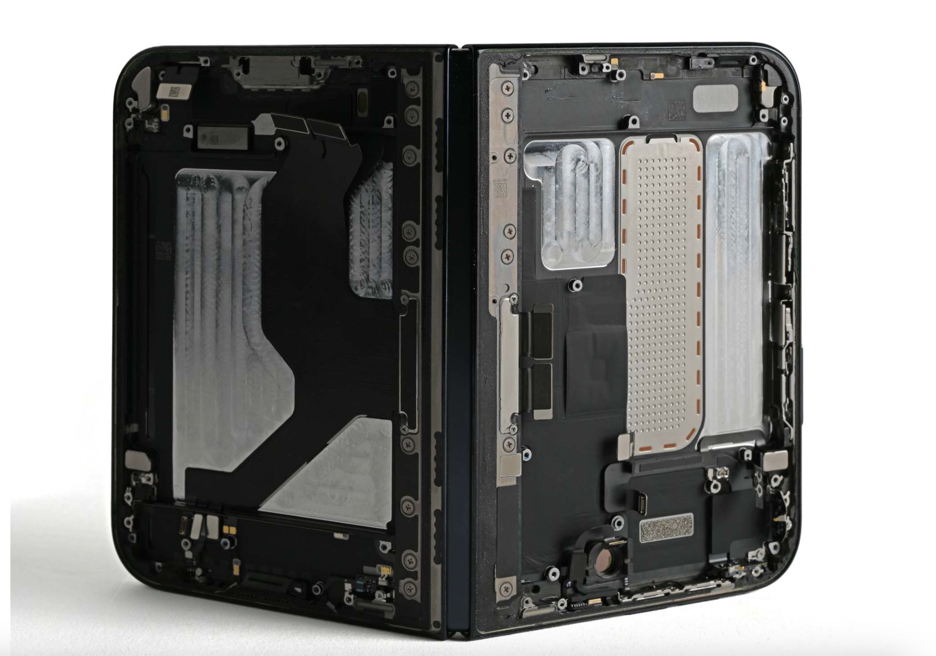 iPhone Duo出现屏幕开裂故障，有用户称“开合4次就裂了”！拆解机构称与铰链内部支撑结构有关，苹果回应：受影响设备可更换 (http://www.kingbaby.com.cn/) wap 第5张