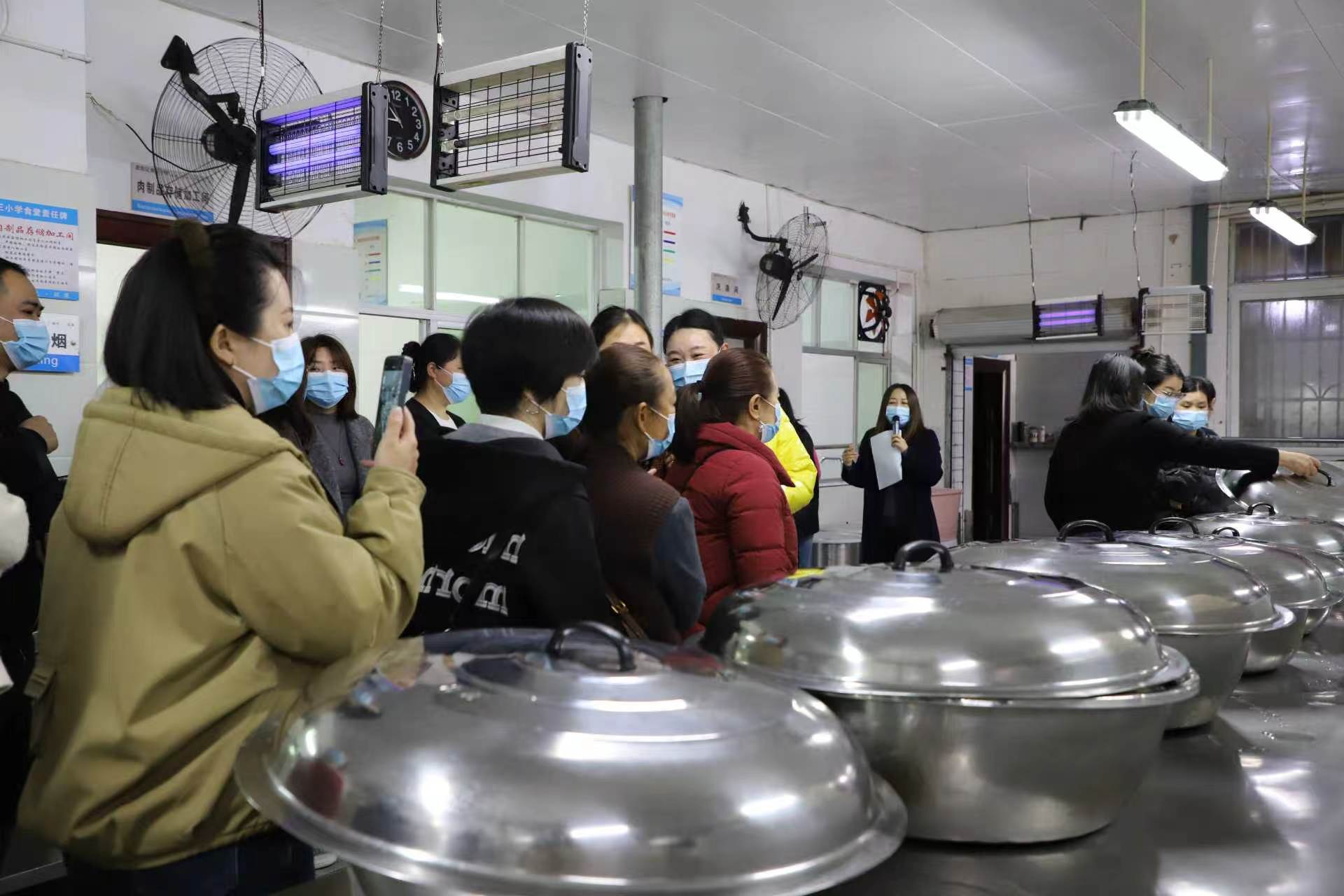 家校携手共护食安 恩阳区第三小学开展2026年春季首次食堂开放日活动