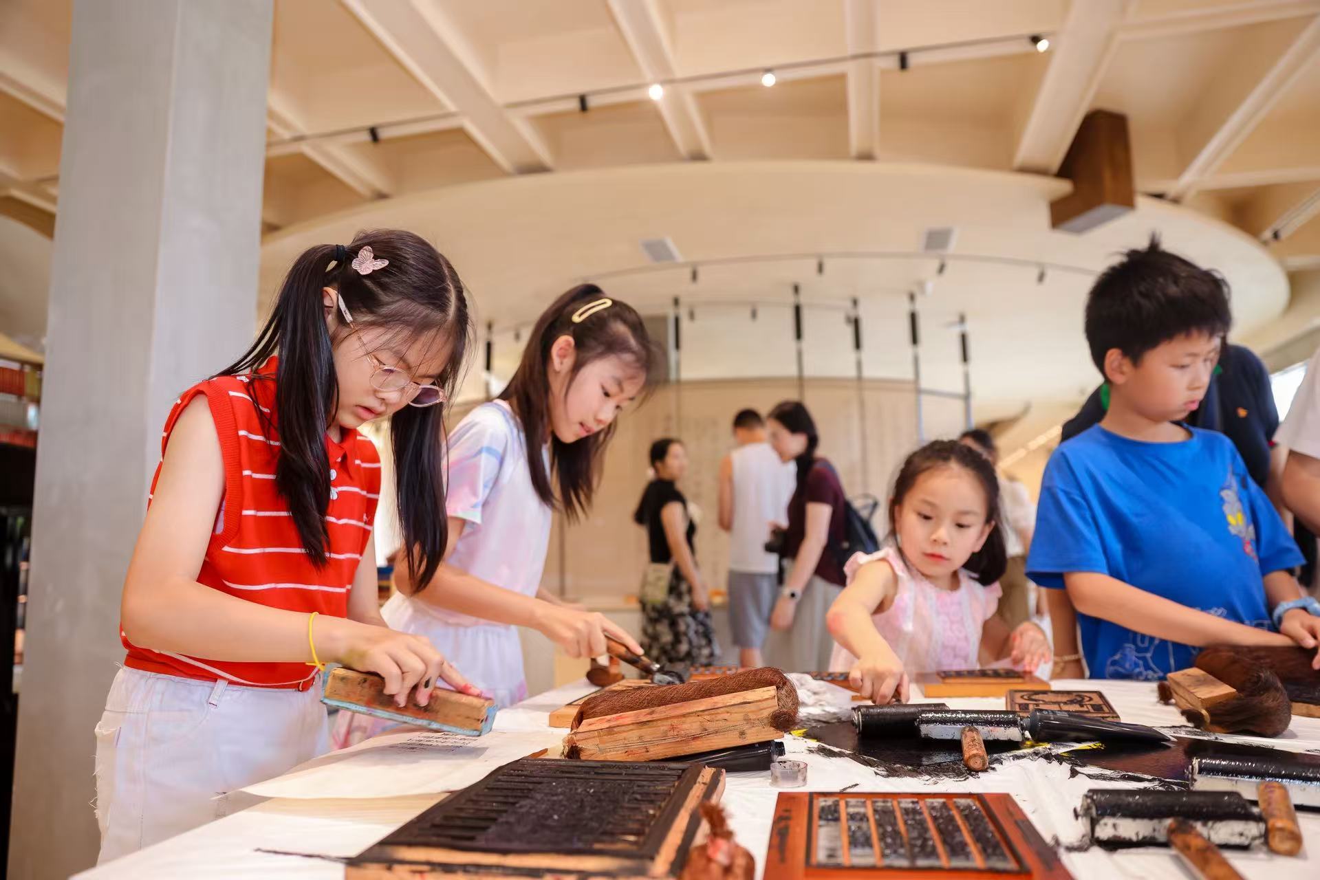 东安湖畔，榜样领航                                                         成都市身边好人先进事迹巡讲巡展活动举行