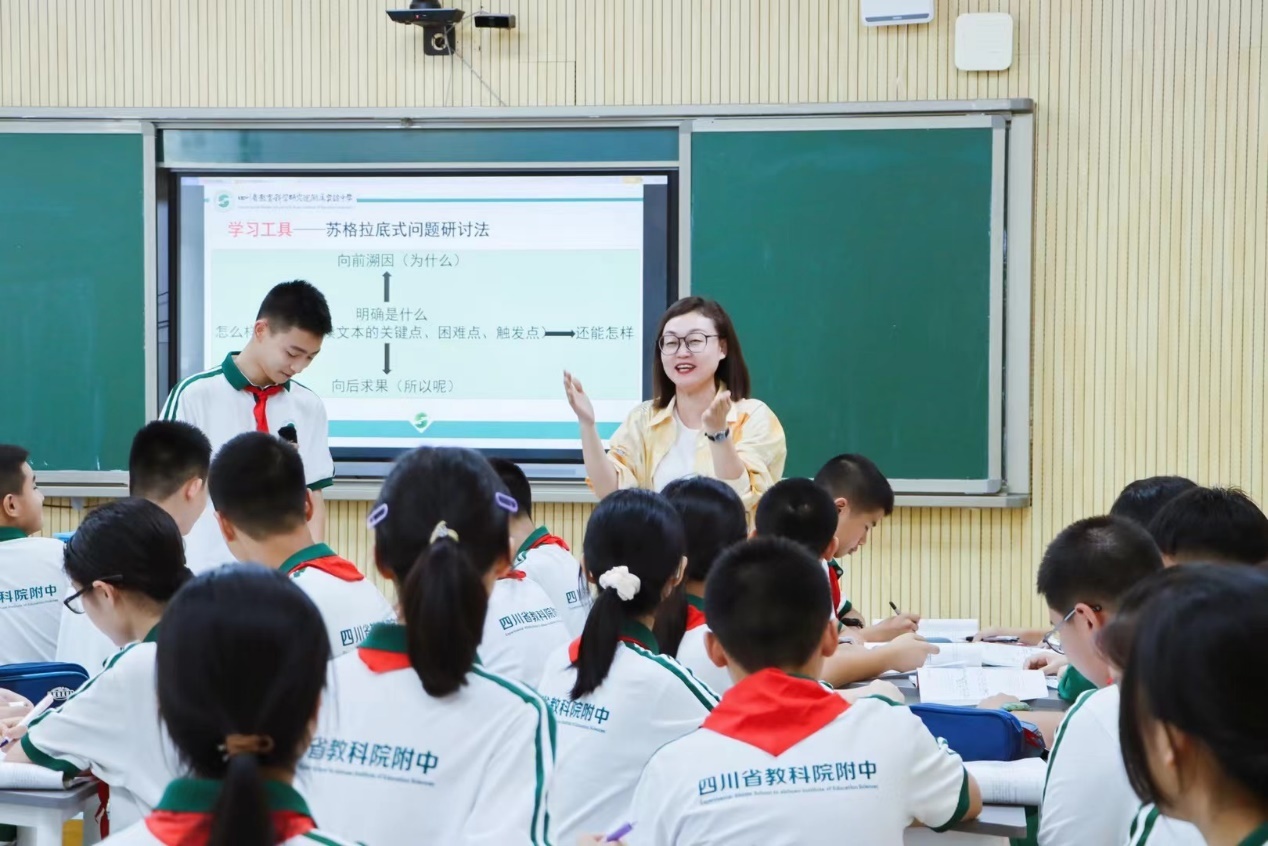 以《论语》评学生、为孩子写散文，她的班主任日志也美成了诗