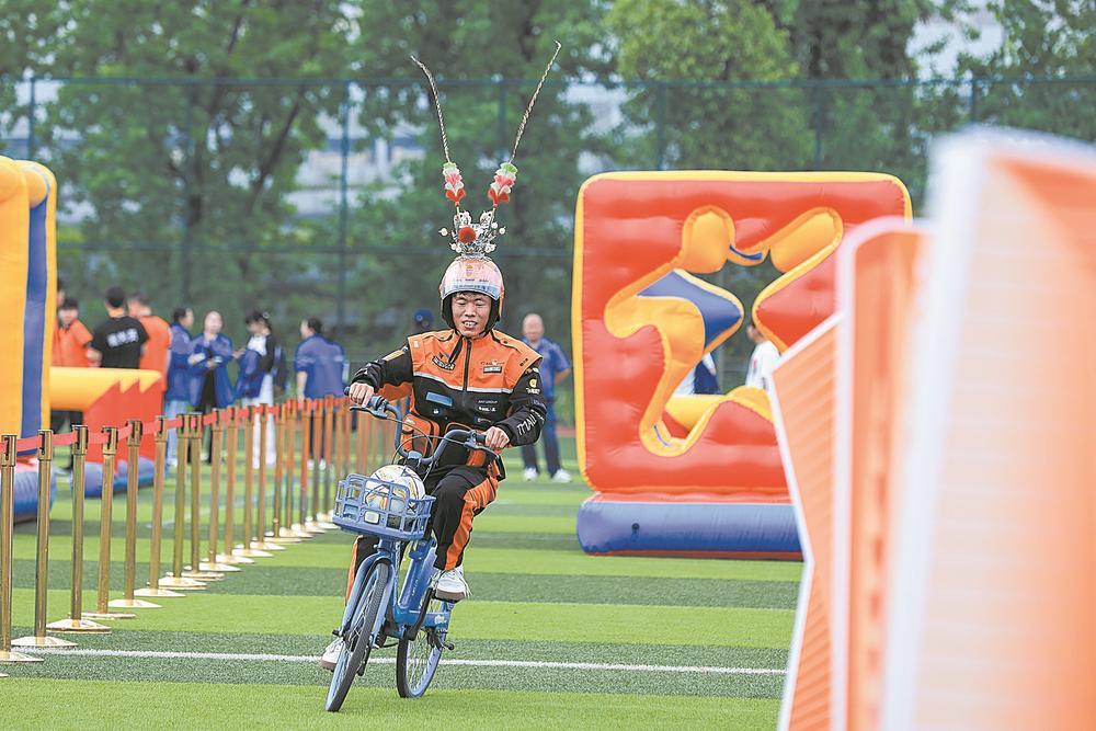 成都举行小哥运动会 超800名外卖骑手、快递员参赛