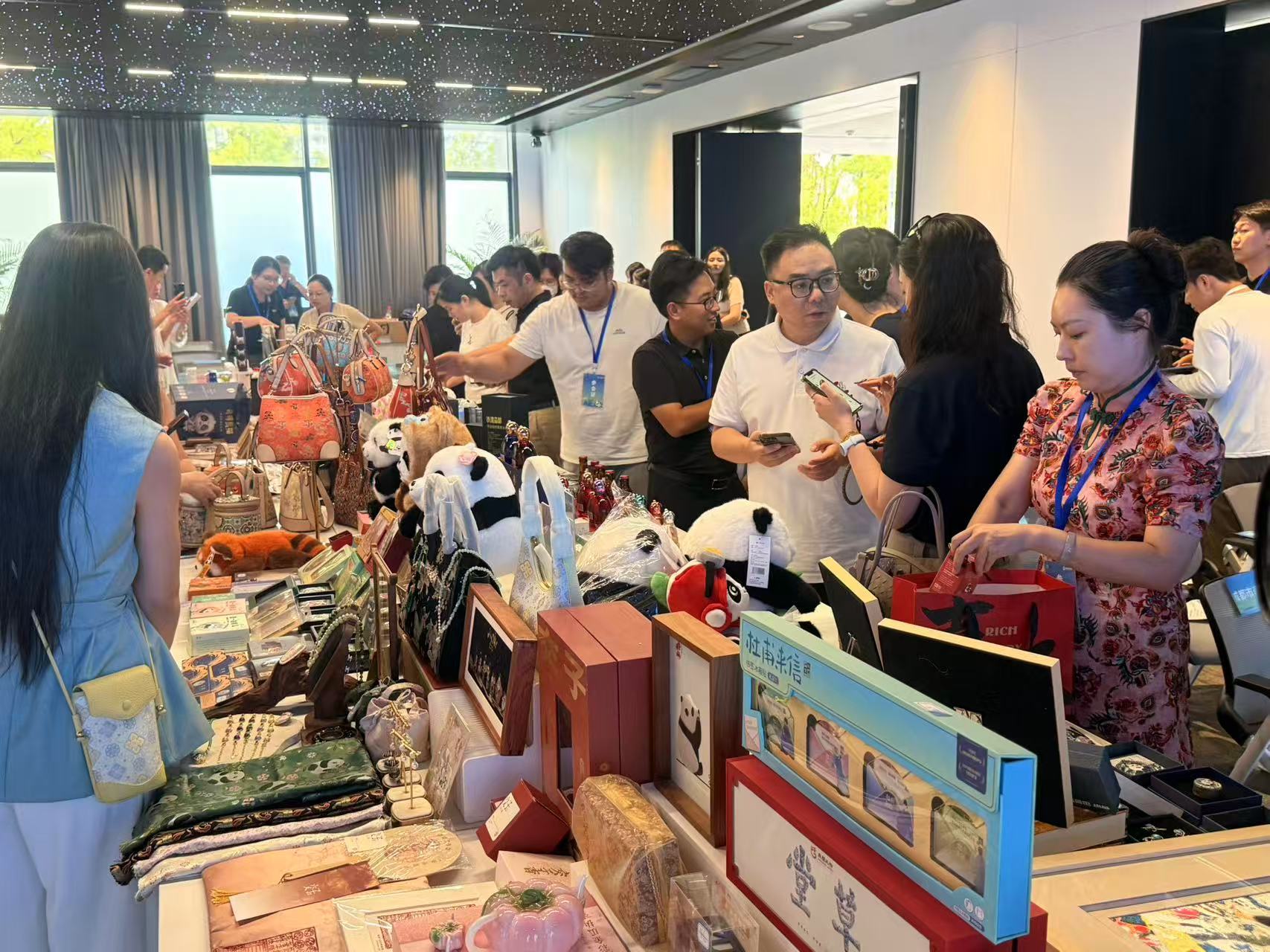数智赋能搭平台 蓉品好物拓市场 “天府好物”出川出海成都礼物专场对接活动举行