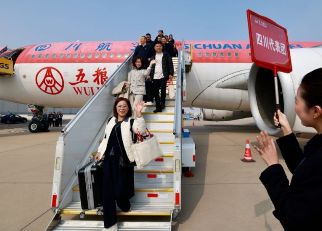 ​出席十四届全国人大四次会议的四川代表团抵京