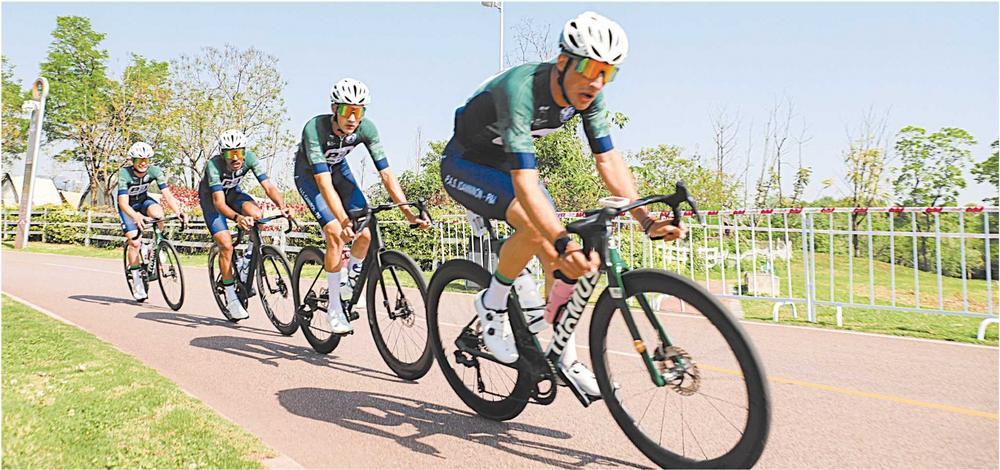 成都天府绿道国际自行车赛启幕 16支顶尖车队上演“速度与激情”