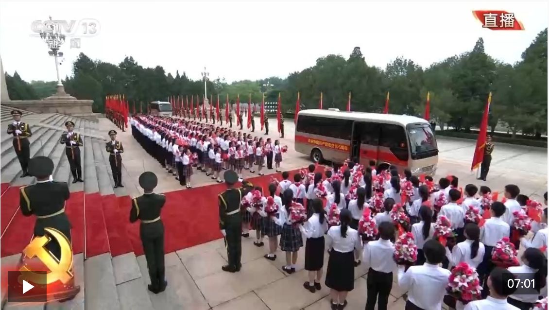 今天，这些功勋党员踏上人民大会堂红毯