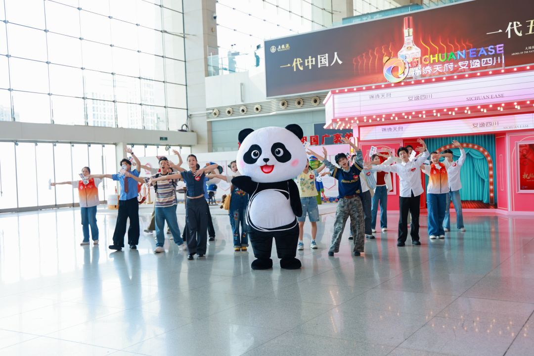 锦绣天府迎华诞 文明新风润旅途“我在文明实践中心过佳节”活动唱响成都东站
