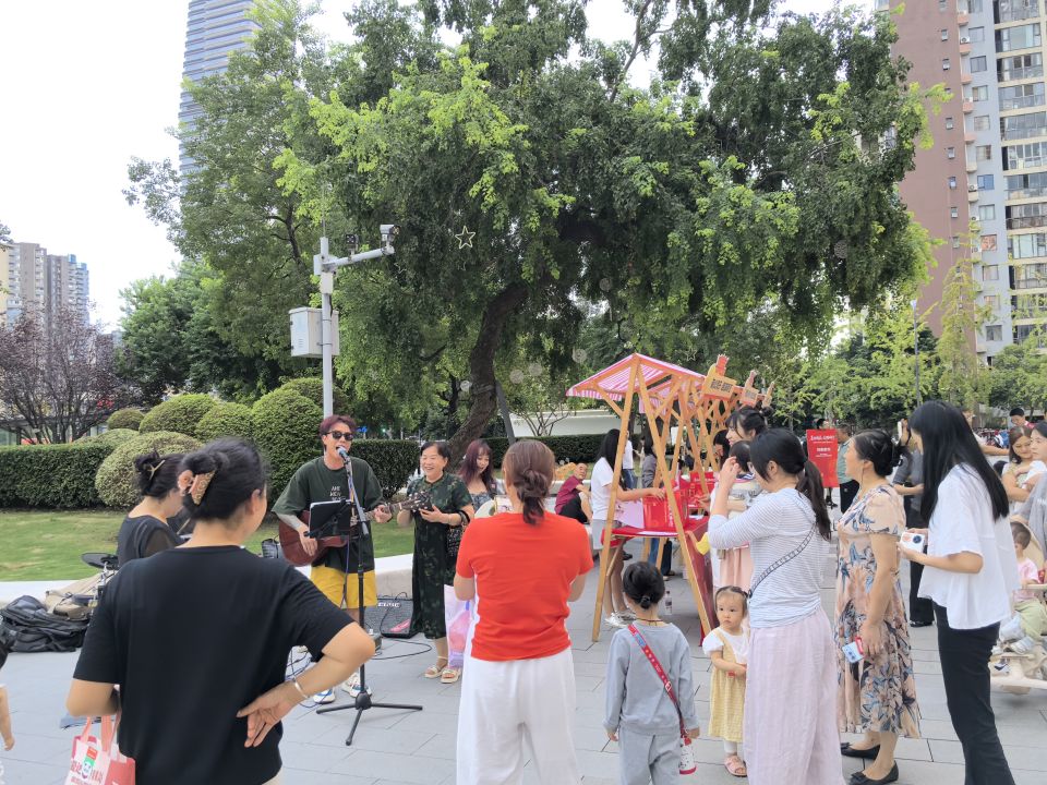 从广场到地铁口，歌声与文明一路同行——“我在文明实践中心过佳节”国庆主题活动温暖开展