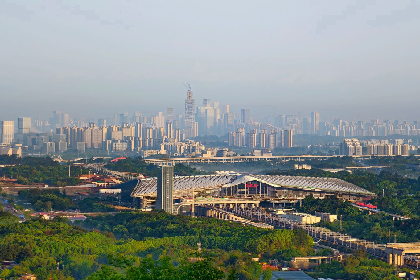 爱看成都 | 雏形已现！成都天府高铁站 “凤凰羽毛” 熠熠生辉