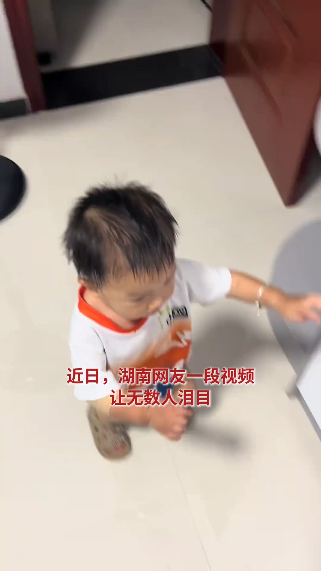 生产第二天妈妈因病去世，宝宝在衣柜中找到照片紧紧拥抱