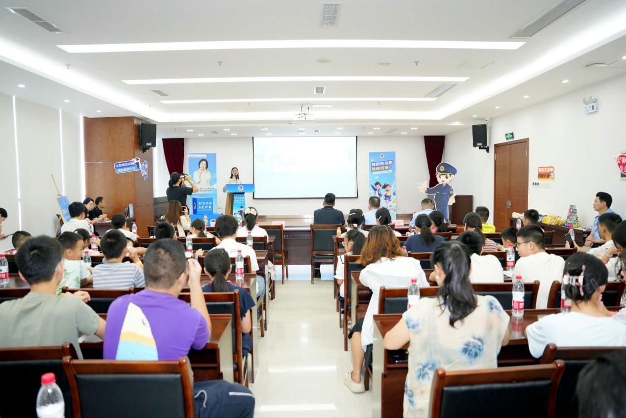 市文化市场执法总队开展未成年人网络沉迷社区宣讲活动