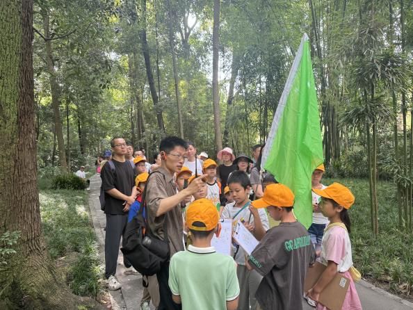 品杜甫诗书 传优良家风 狮子山街道四川师大社区举行特色亲子研学活动